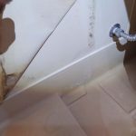 福岡県福岡市中央区桜坂、賃貸マンション、ユニットバス、天井・壁面・浴槽など塗装、壁面修理及びアクセントパネル貼り付け、洗い場床シート貼り付け、浴室鏡交換、シーリング工事、建具木製枠塗装