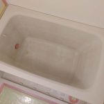 福岡県福岡市中央区桜坂、賃貸マンション、ユニットバス、天井・壁面・浴槽など塗装、壁面修理及びアクセントパネル貼り付け、洗い場床シート貼り付け、浴室鏡交換、シーリング工事、建具木製枠塗装
