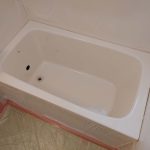 熊本県阿蘇郡小国町、町営住宅、ユニットバス浴室、FRP浴槽の割れ修理及び塗装